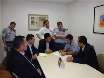 Apresentando o pedido na Casa Civil do Governo do Estado.