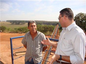 Presidente Português com o Didi, responsável pela Usina de Reciclagem.